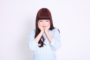 悩む女性