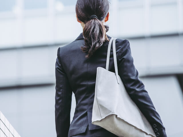 就活をする女性