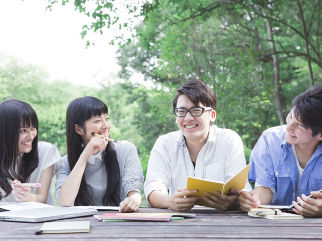 会話を楽しむ大学生